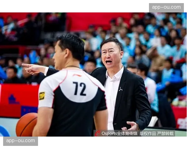 本场比赛已产生50次犯规,比赛节奏频繁被哨声打断 本场比赛已产生50次犯规,比赛节奏频繁被哨声打断